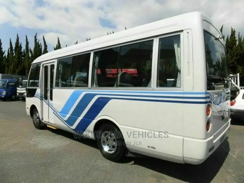 Mitsubishi Fuso Rosa 2000 White