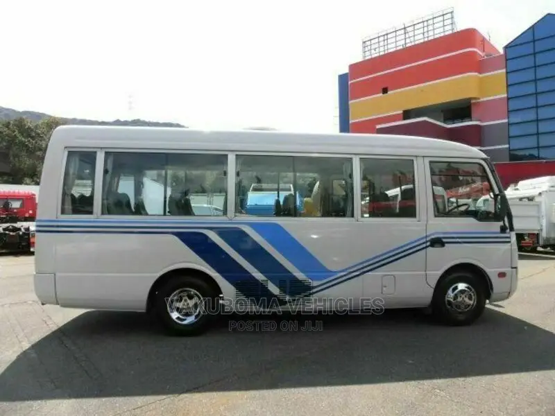 Mitsubishi Fuso Rosa 2000 White
