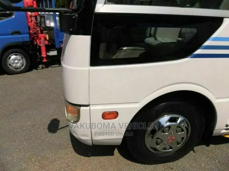 Mitsubishi Fuso Rosa 2000 White