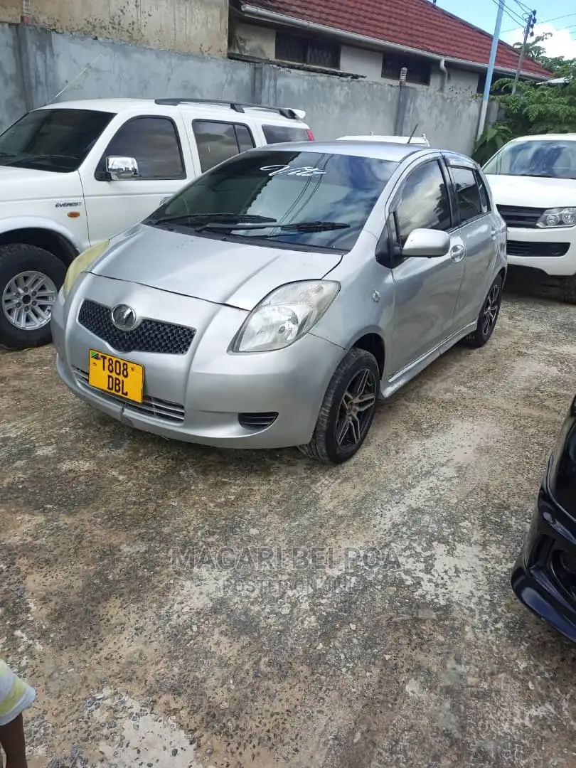 Toyota Vitz 2009 Silver