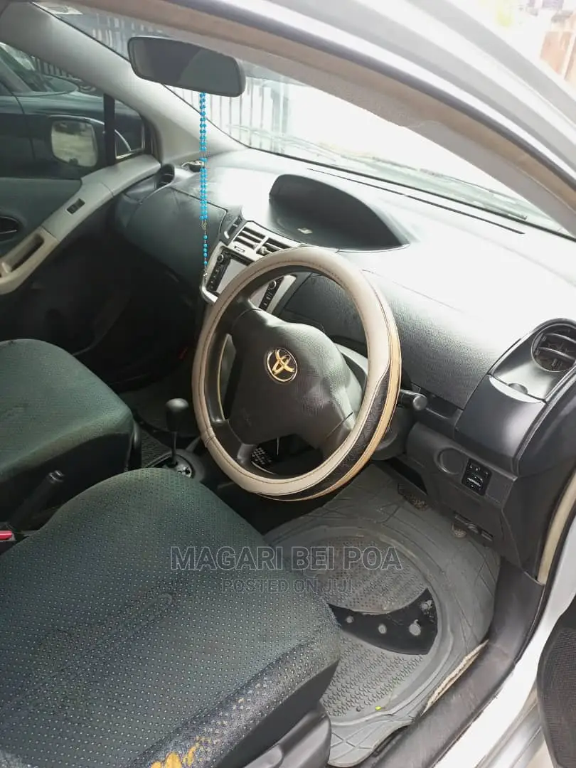 Toyota Vitz 2009 Silver