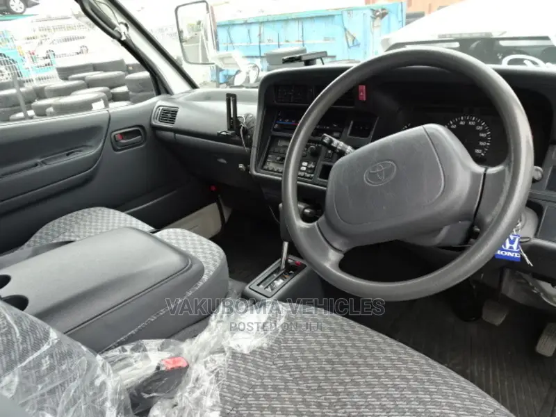 Toyota HiAce 2003 White