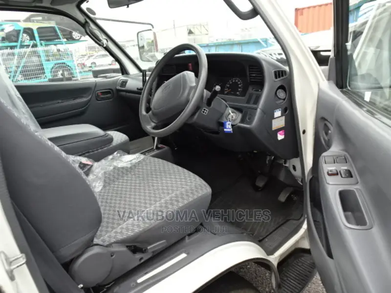 Toyota HiAce 2003 White
