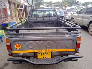 Toyota Hilux 2000 Gray