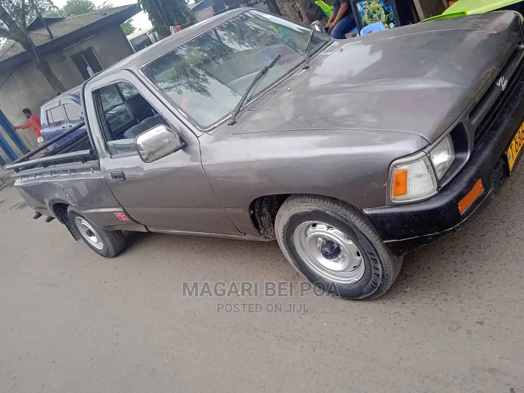 Toyota Hilux 2000 Gray