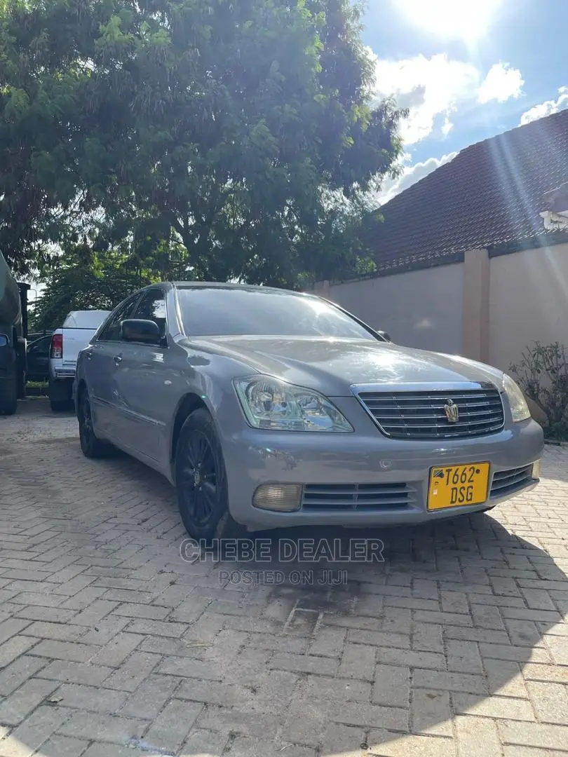 Toyota Crown Royale 2005 Gray