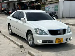 Photo - Toyota Crown Royale 2005 White