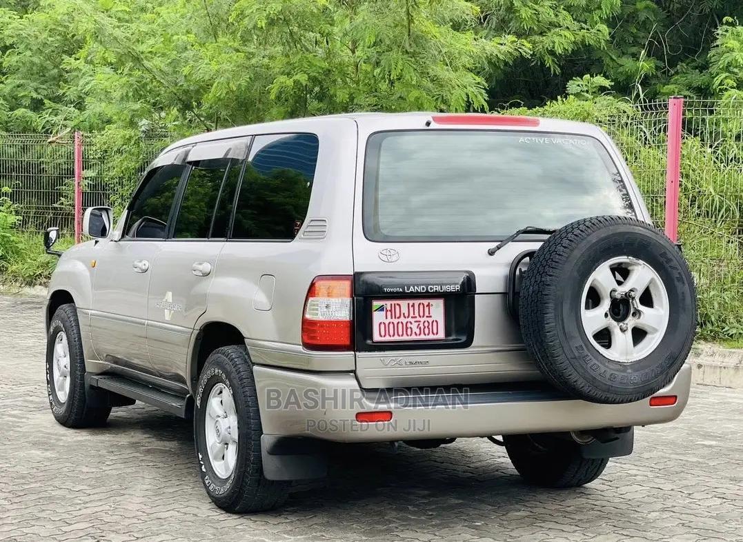 Toyota Land Cruiser HDJ 100 2000 Silver