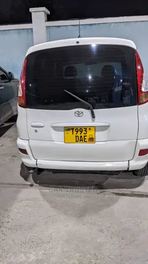 Toyota Fun Cargo 2004 White