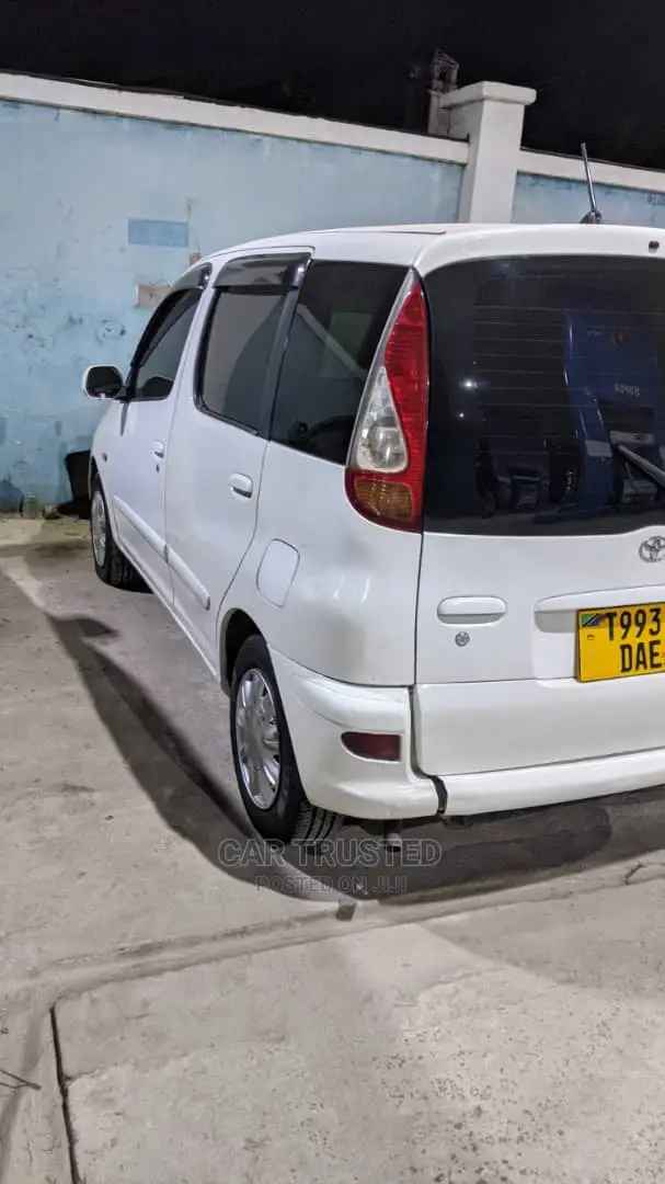 Toyota Fun Cargo 2004 White