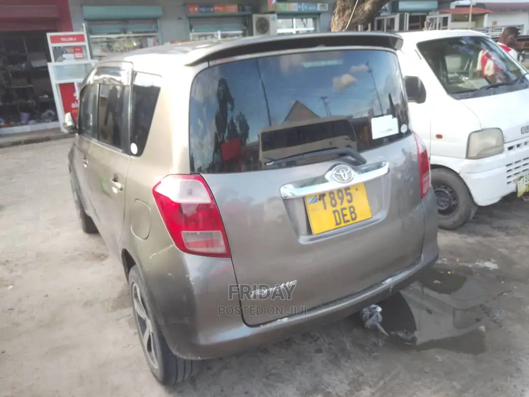 Toyota Ractis 1.5 FWD 2008 Gray