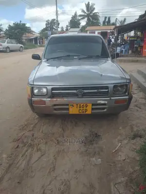 Toyota Hilux 2000 Gray