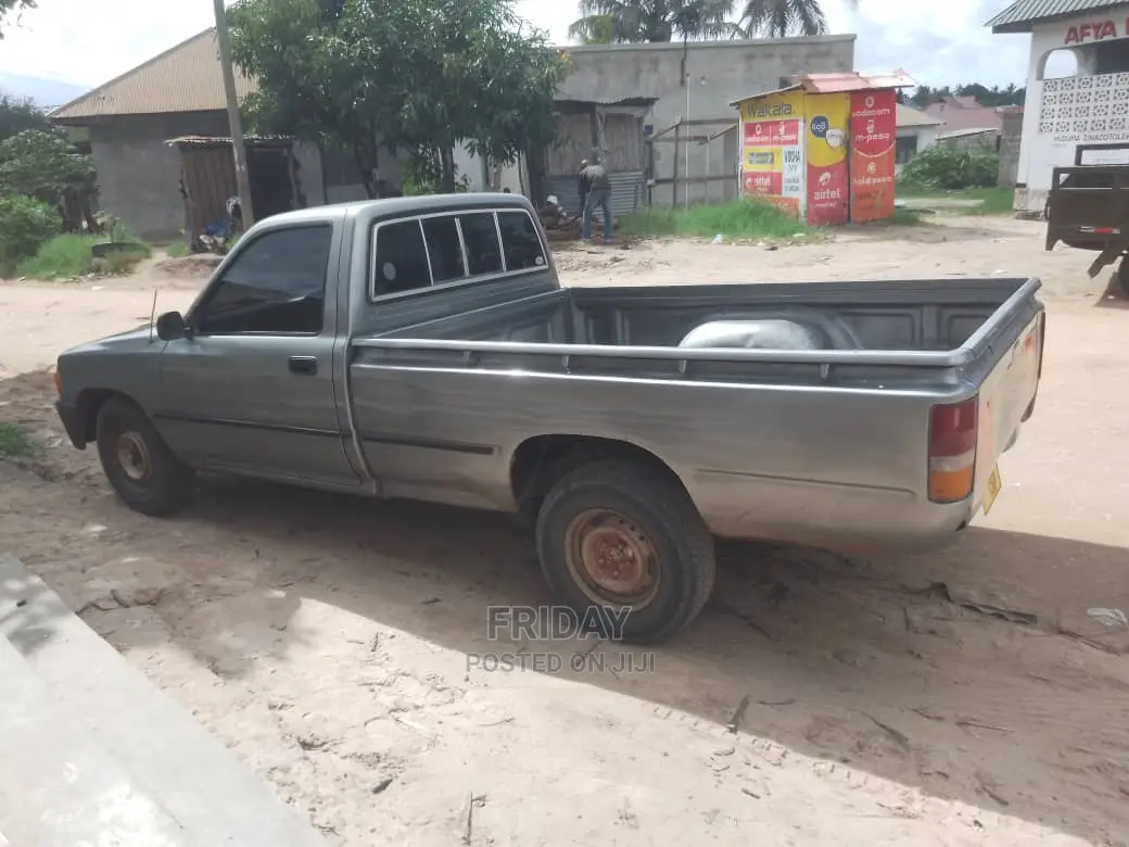 Toyota Hilux 2000 Gray