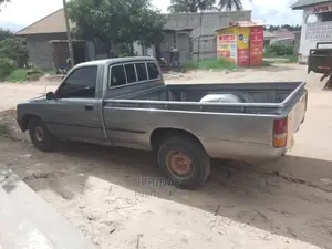 Toyota Hilux 2000 Gray