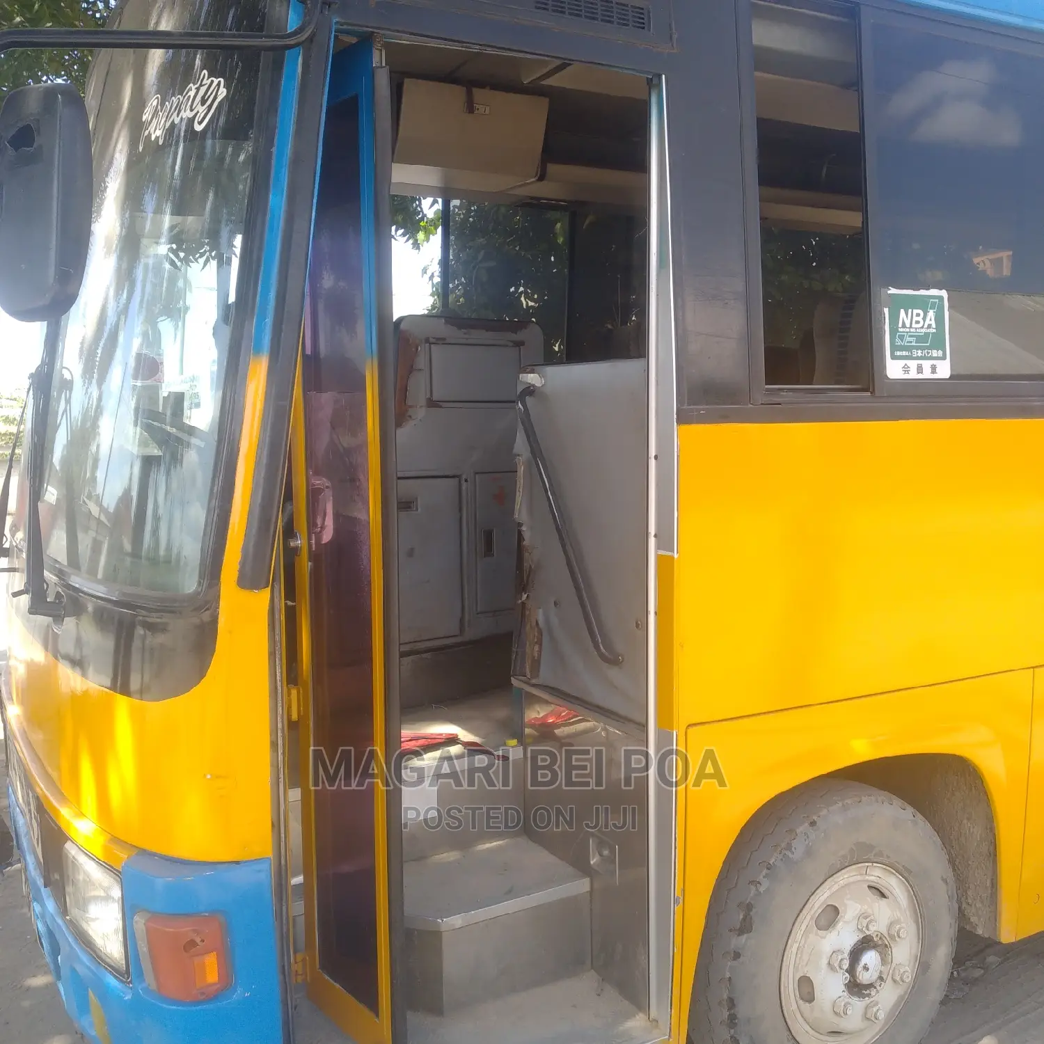 Hino Dutro 2011 Orange