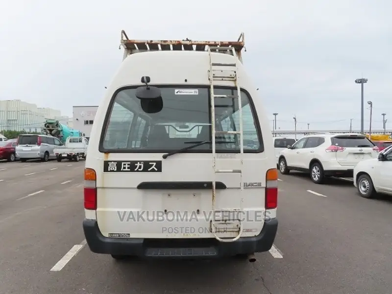 Toyota HiAce 2003 White