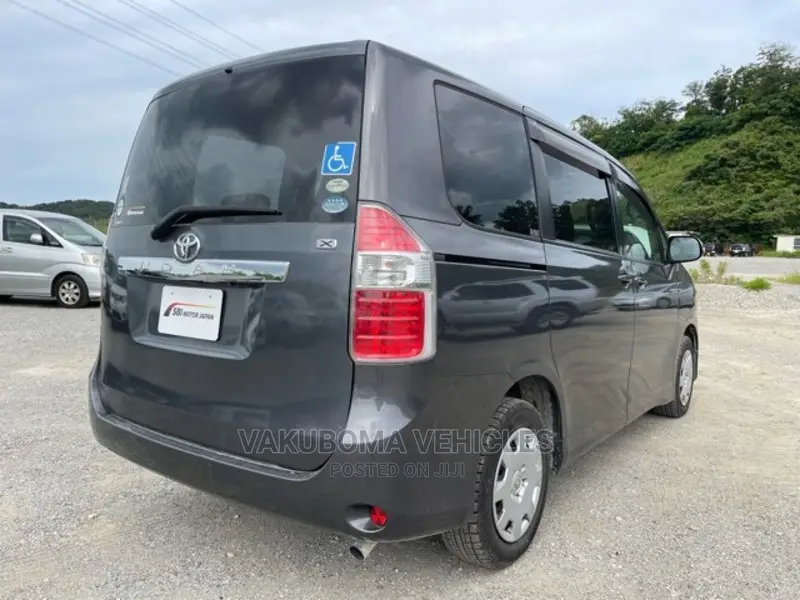 Toyota Noah 2008 Gray