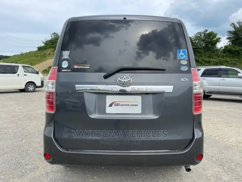 Toyota Noah 2008 Gray