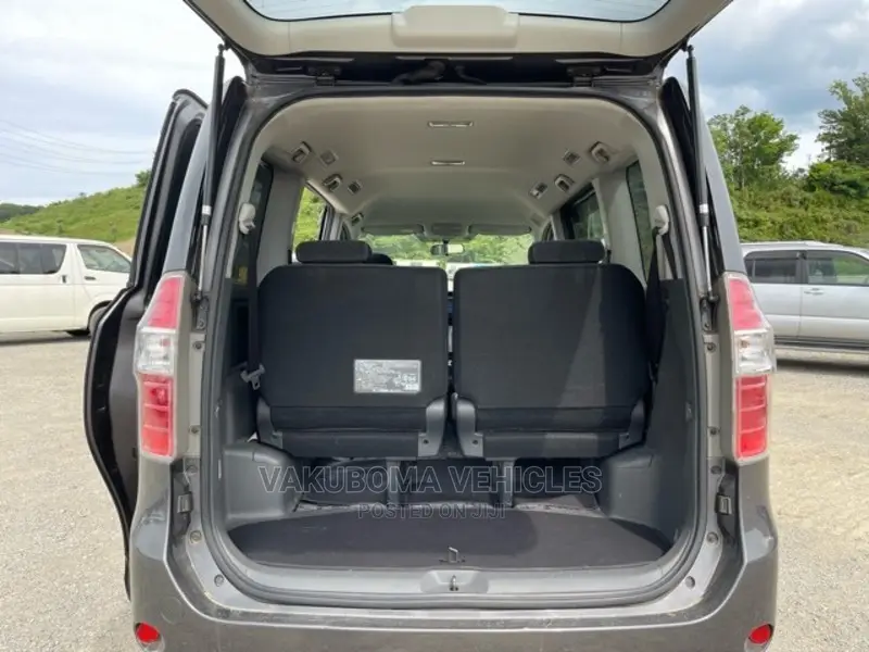 Toyota Noah 2008 Gray