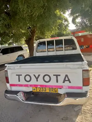 Toyota Hilux 2000 White