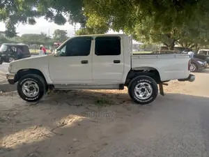 Toyota Hilux 2000 White
