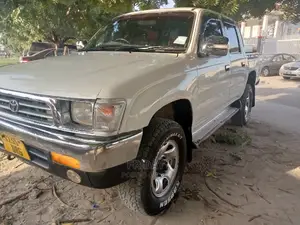 Toyota Hilux 2000 White