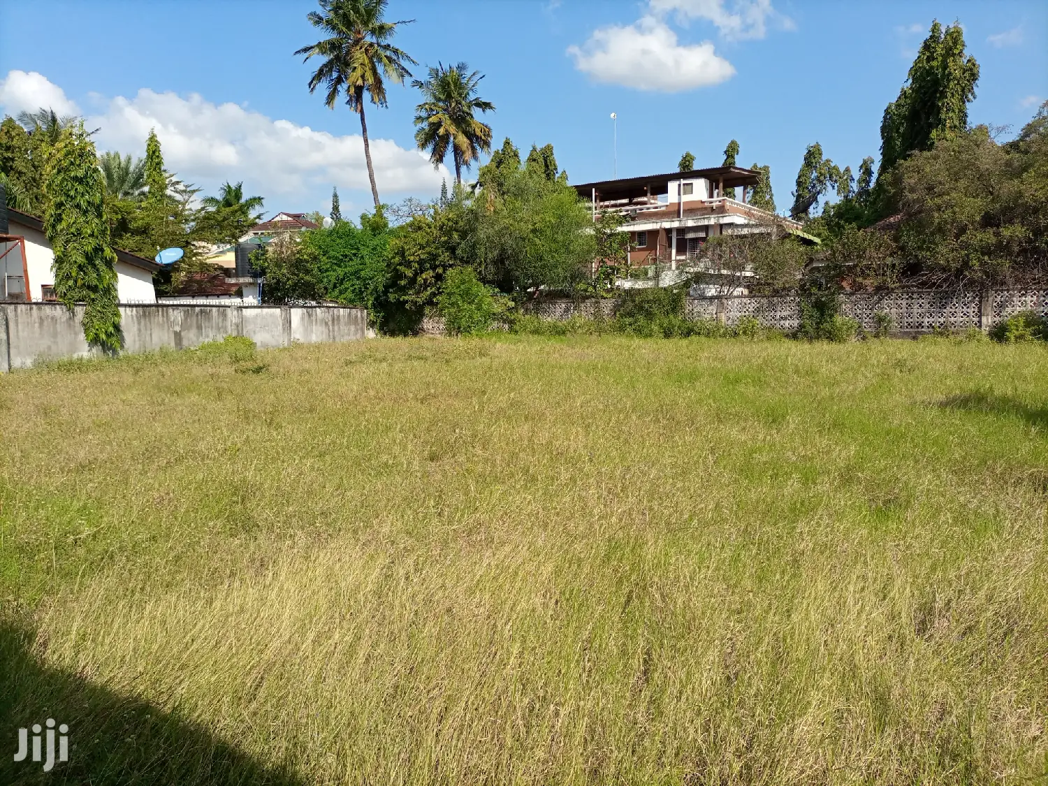 Kiwanja Kipo Ndani Ya Fence Na Geti Lake Eneo La Mikocheni B