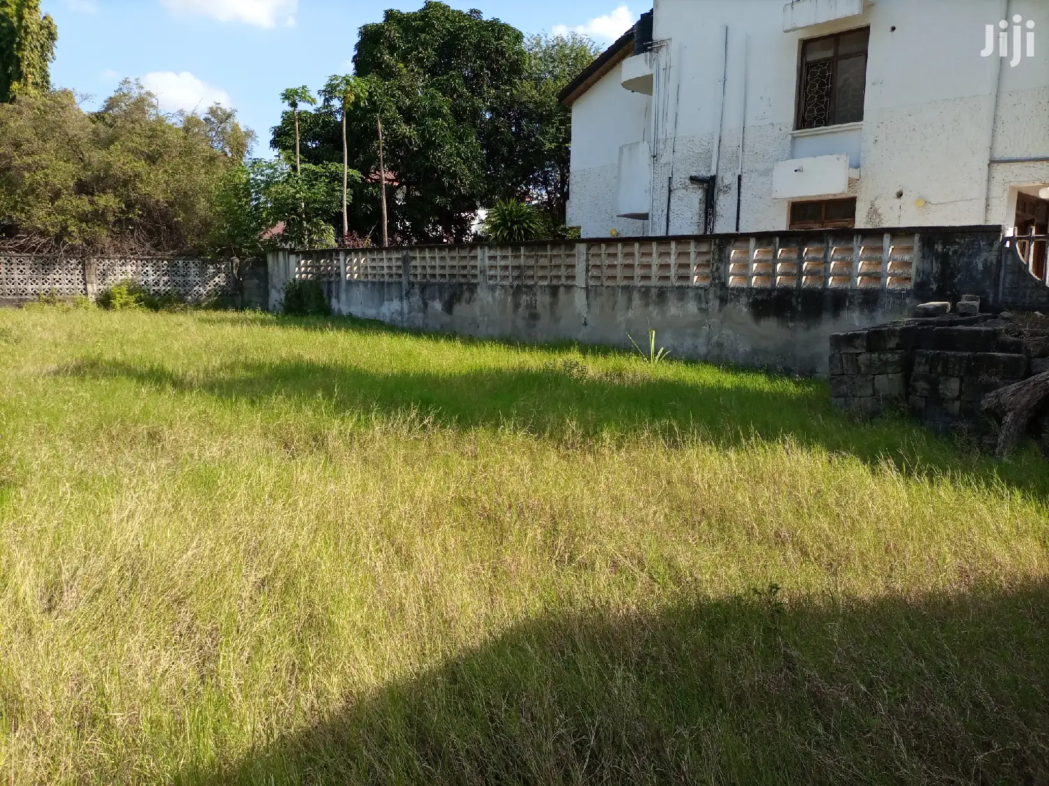 Kiwanja Kipo Ndani Ya Fence Na Geti Lake Eneo La Mikocheni B in