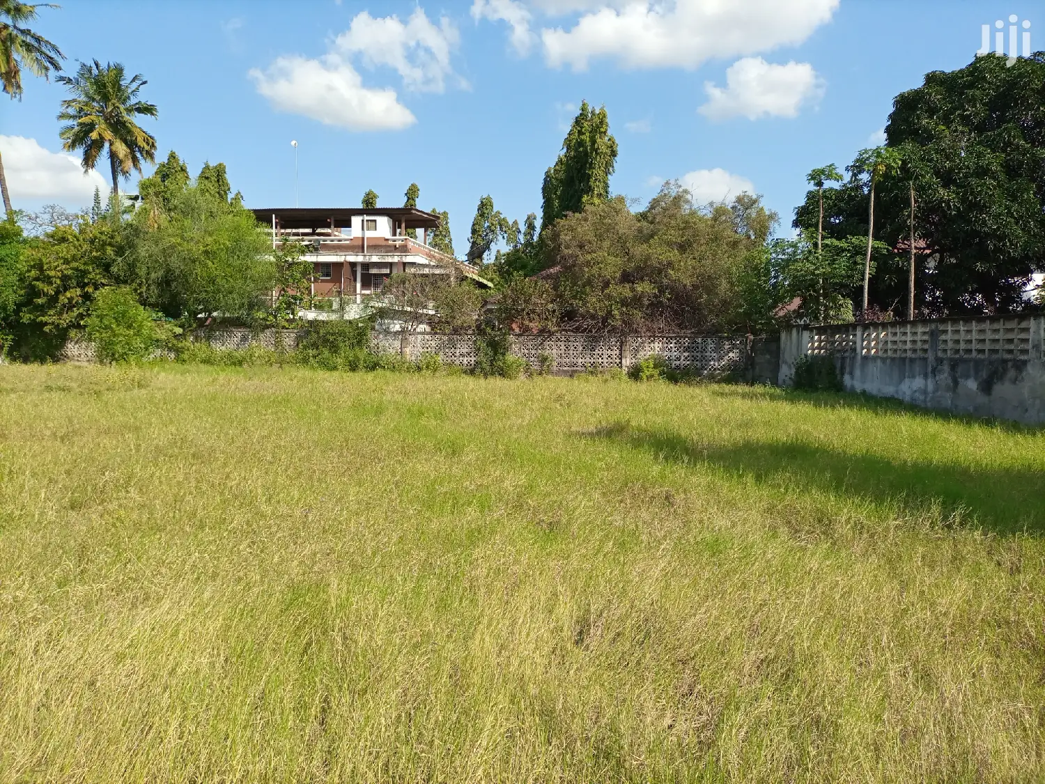 Kiwanja Kipo Ndani Ya Fence Na Geti Lake Eneo La Mikocheni B