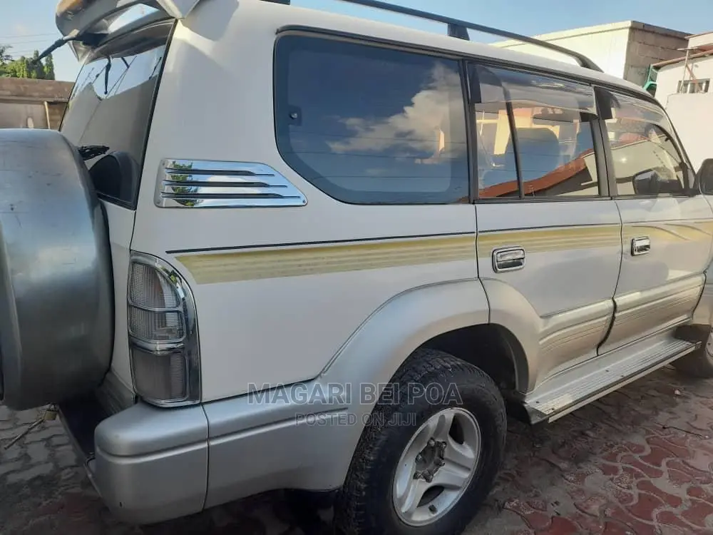 Toyota Land Cruiser 2005 White