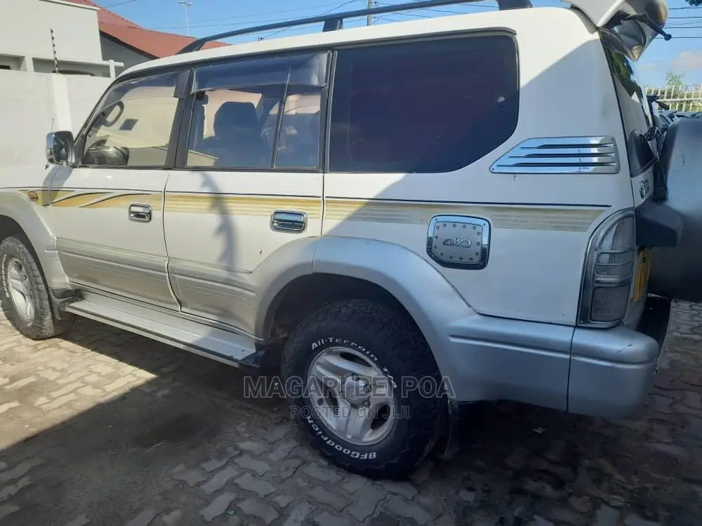 Toyota Land Cruiser 2005 White