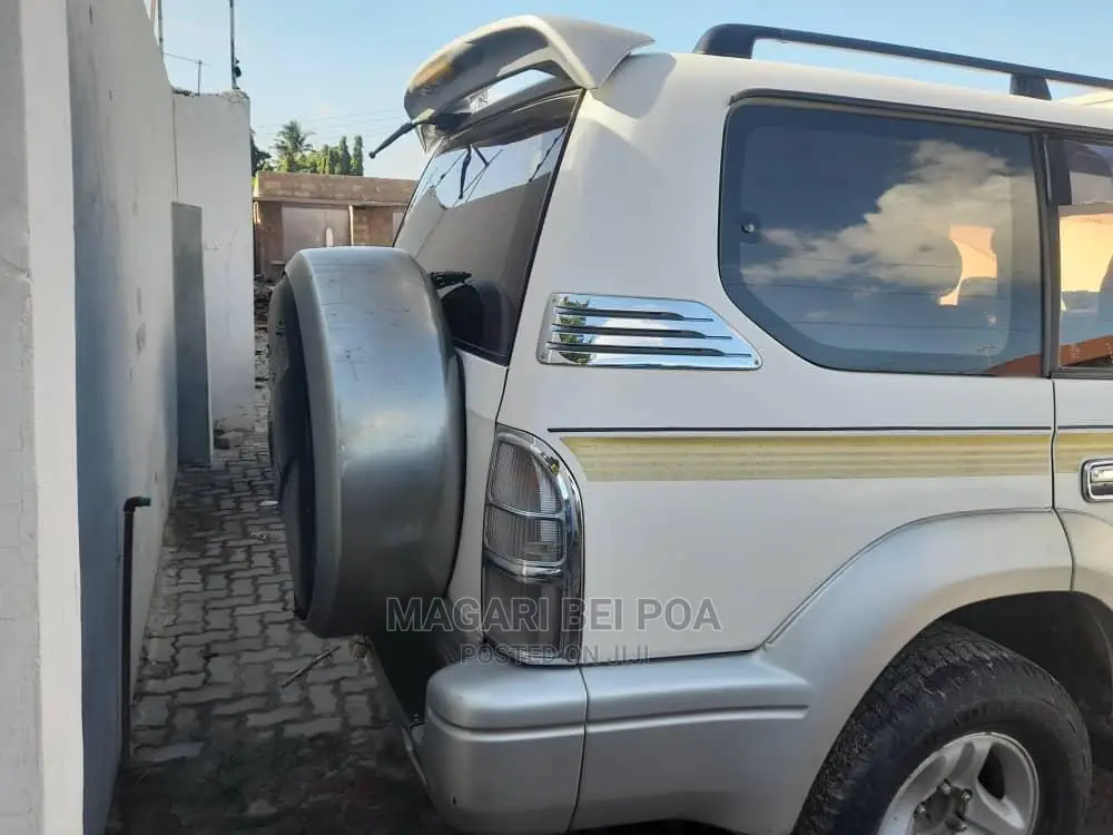 Toyota Land Cruiser 2005 White