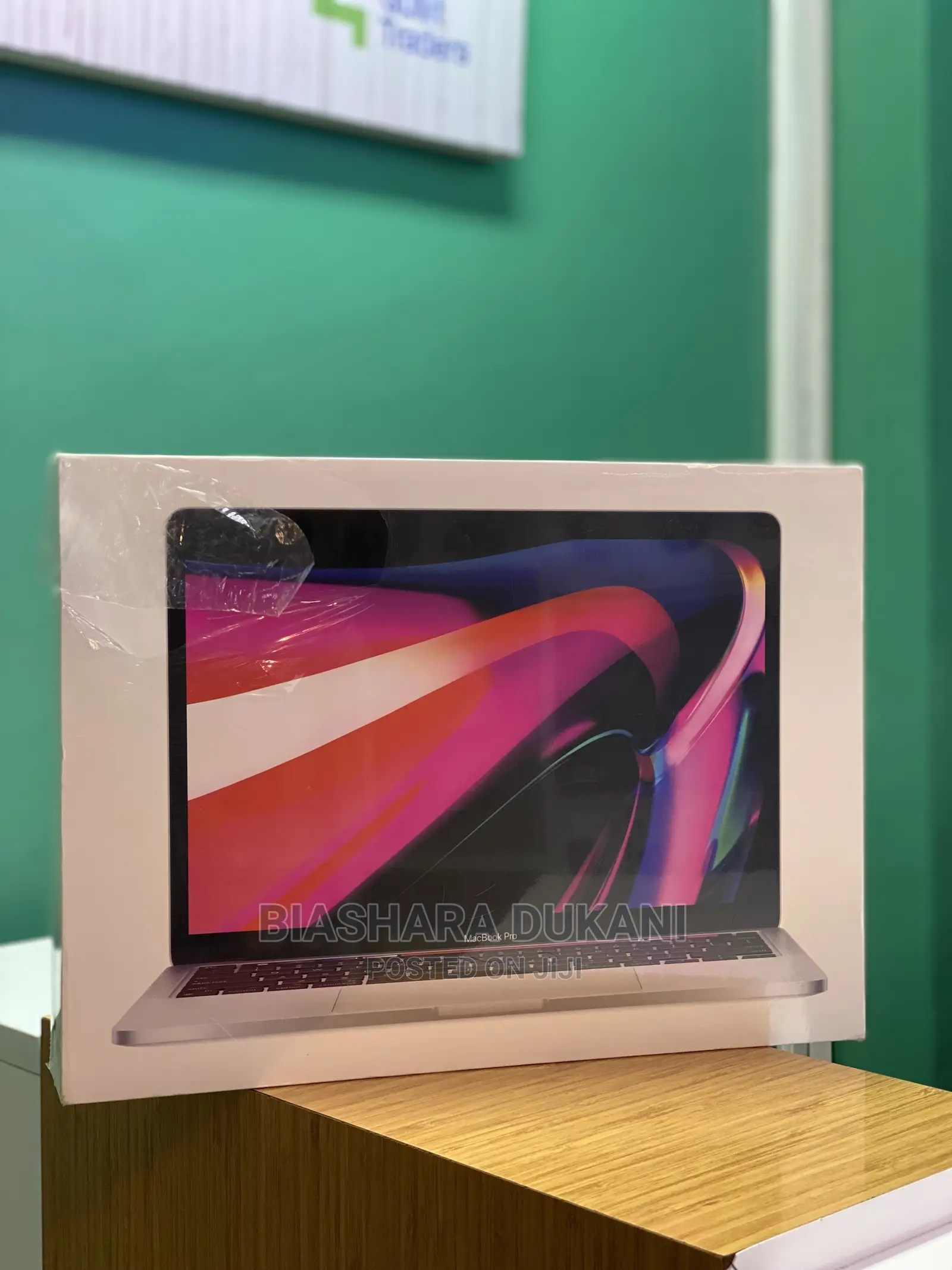 New Laptop Apple MacBook Pro 2022 M2 8GB Apple M2 SSD 256GB