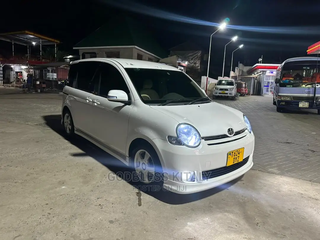 Toyota Sienta 2005 White