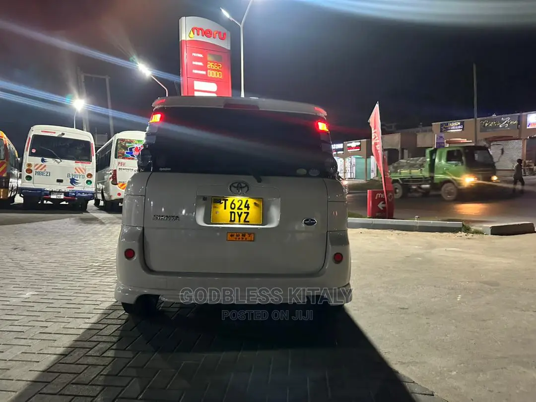 Toyota Sienta 2005 White