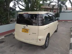 Toyota Sienta 2005 Off white