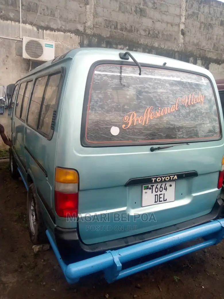 Toyota HiAce 2006 Blue