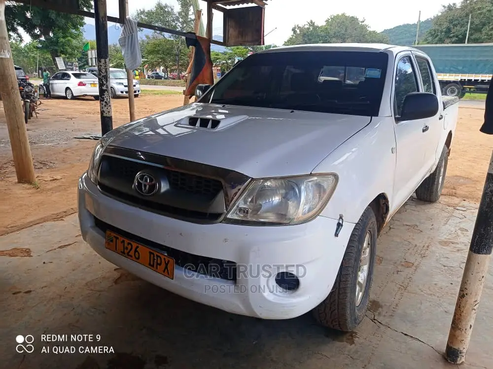 Toyota Hilux 2003 White