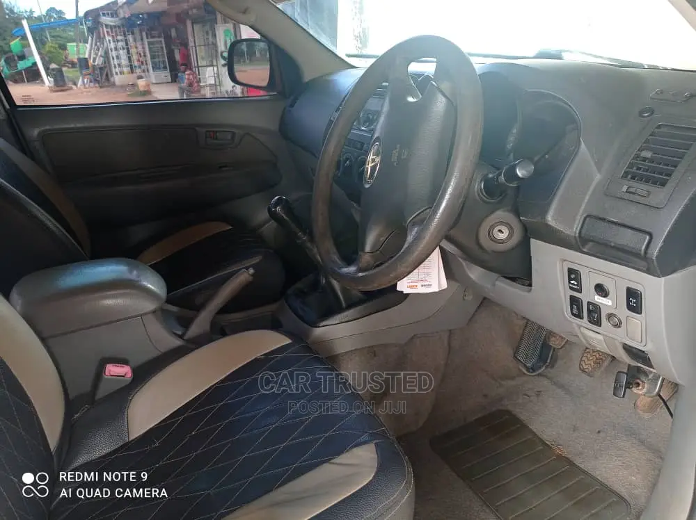 Toyota Hilux 2003 White