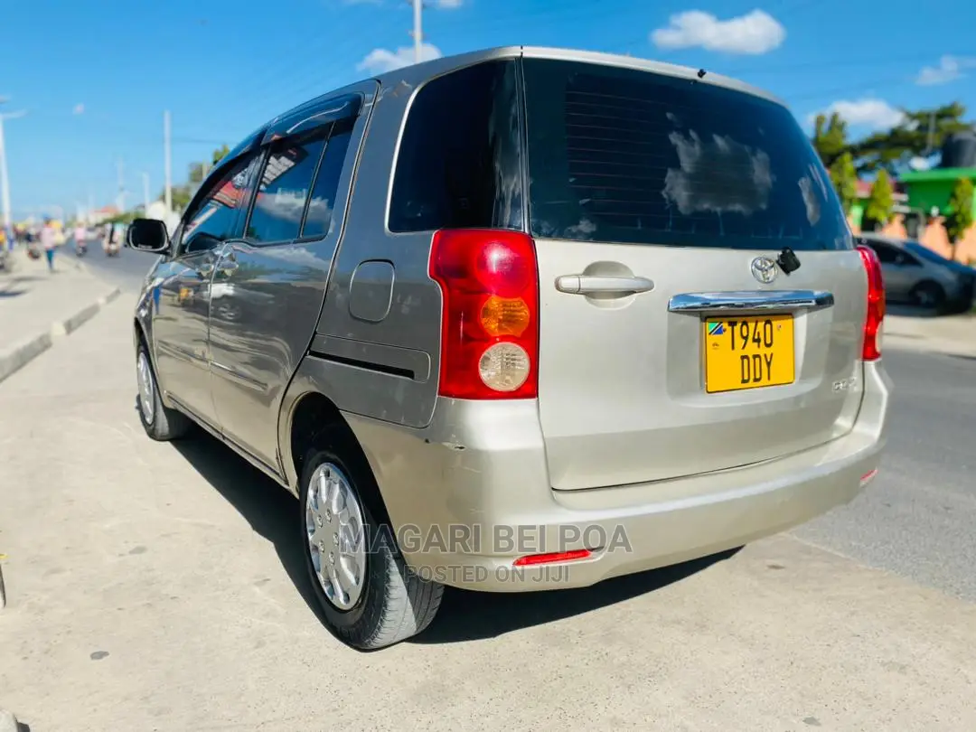 Toyota Raum 2004 Silver