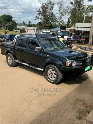 Nissan NP300 2004 Black