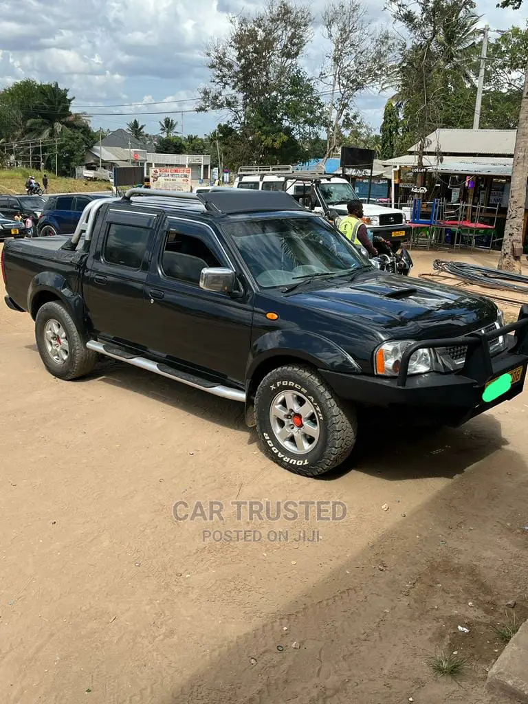 Nissan NP300 2004 Black