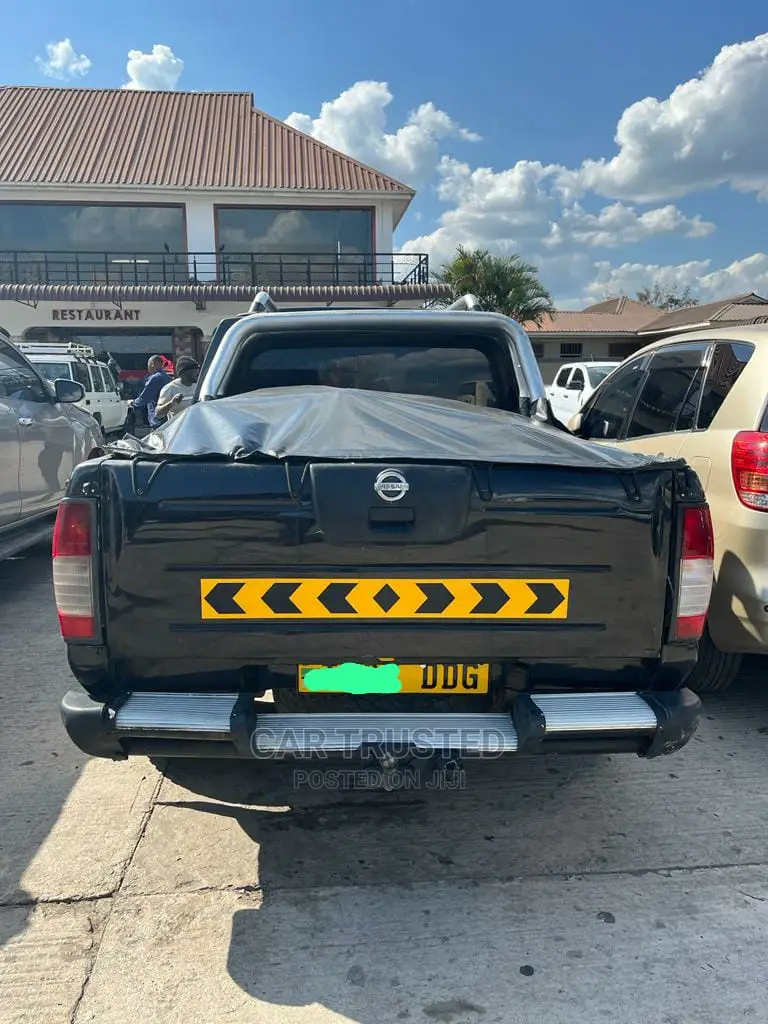 Nissan NP300 2004 Black