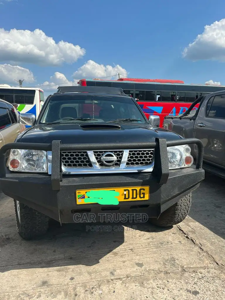 Nissan NP300 2004 Black