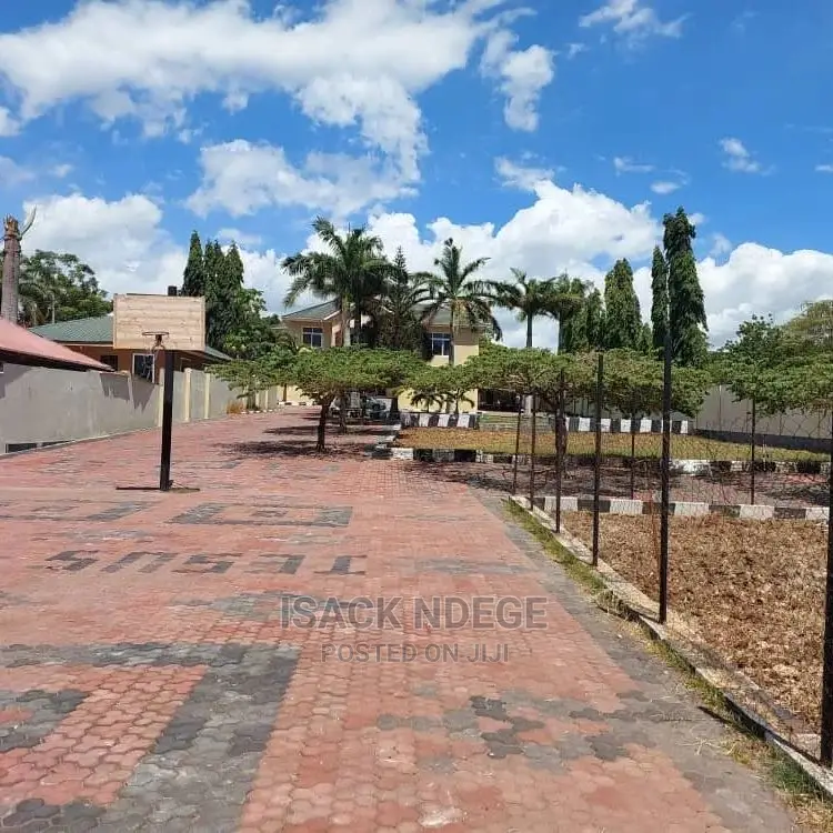 7bdrm House in Salasala, Kinondoni for sale