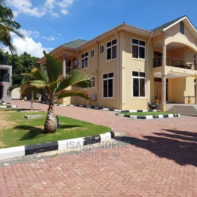 7bdrm House in Salasala, Kinondoni for sale