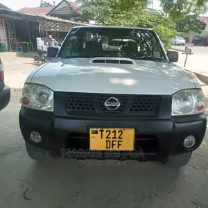 Nissan Hardbody 2015 White