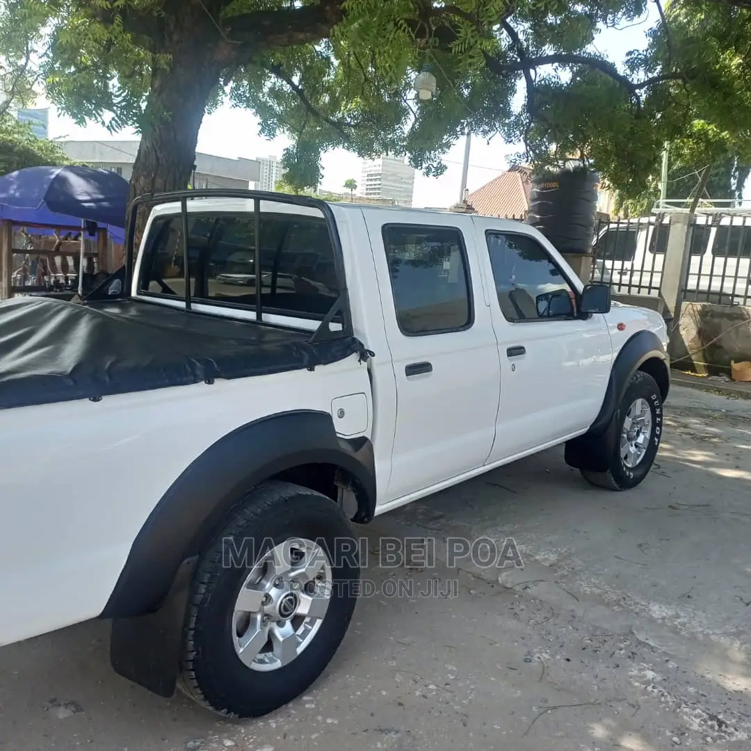 Nissan Hardbody 2015 White