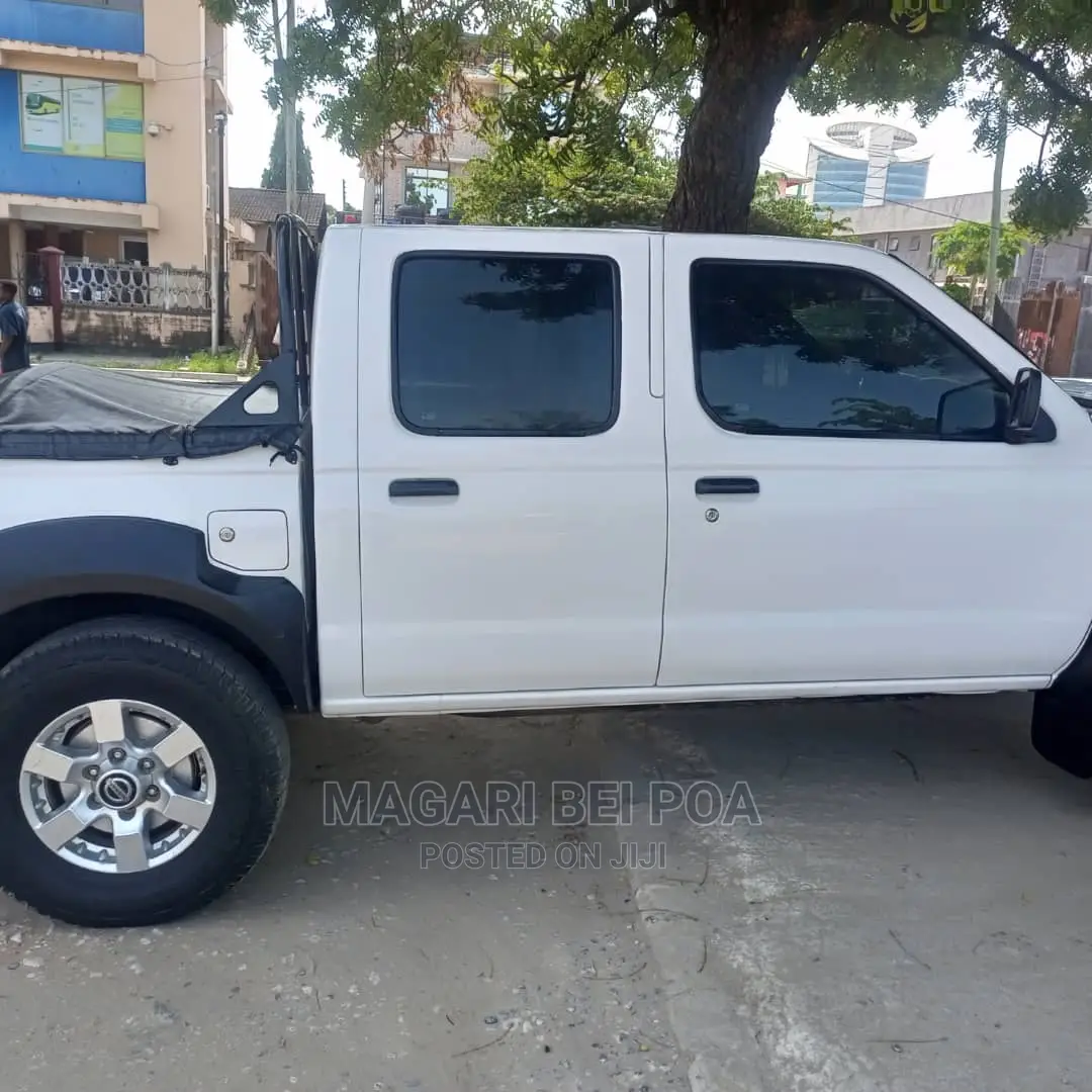 Nissan Hardbody 2015 White