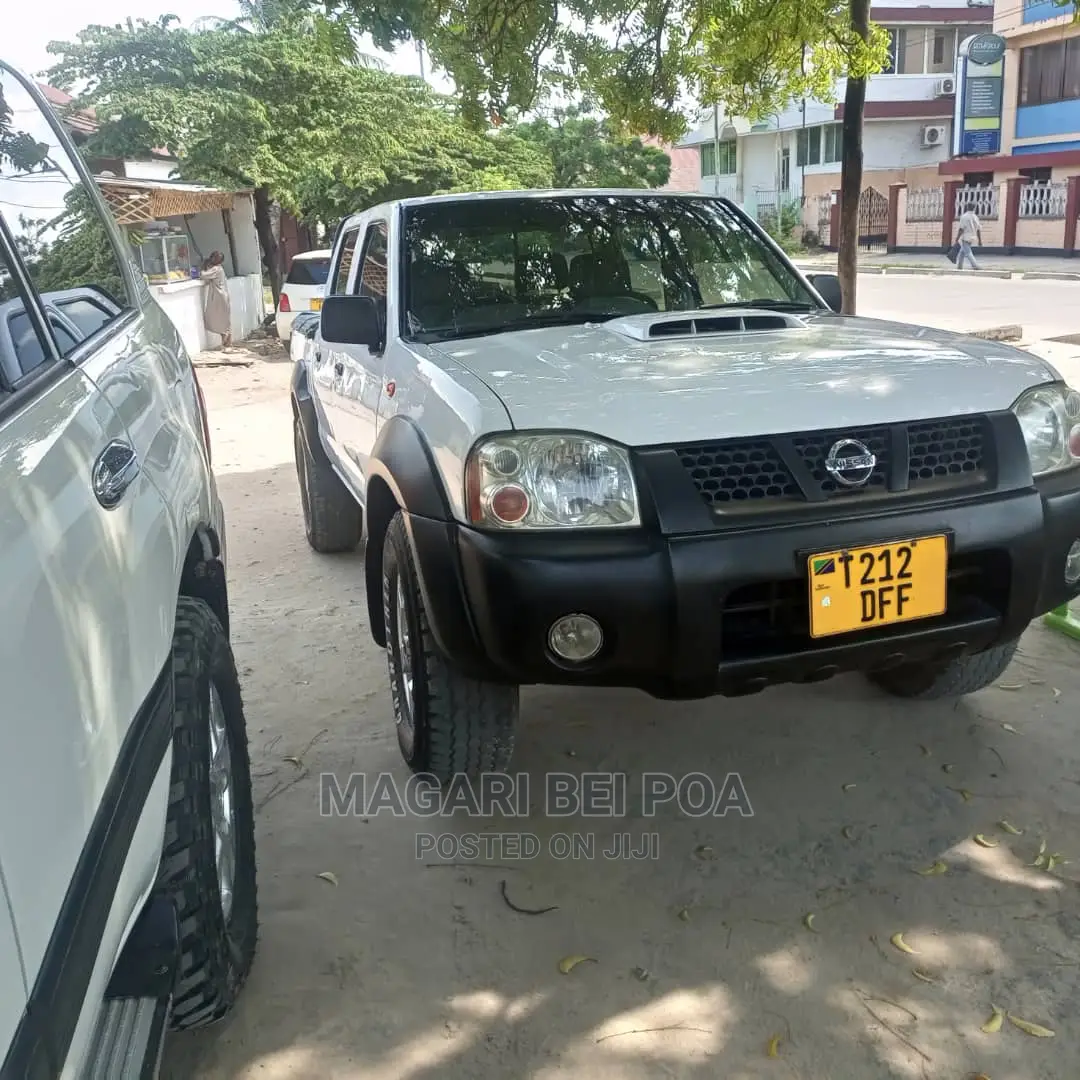 Nissan Hardbody 2015 White